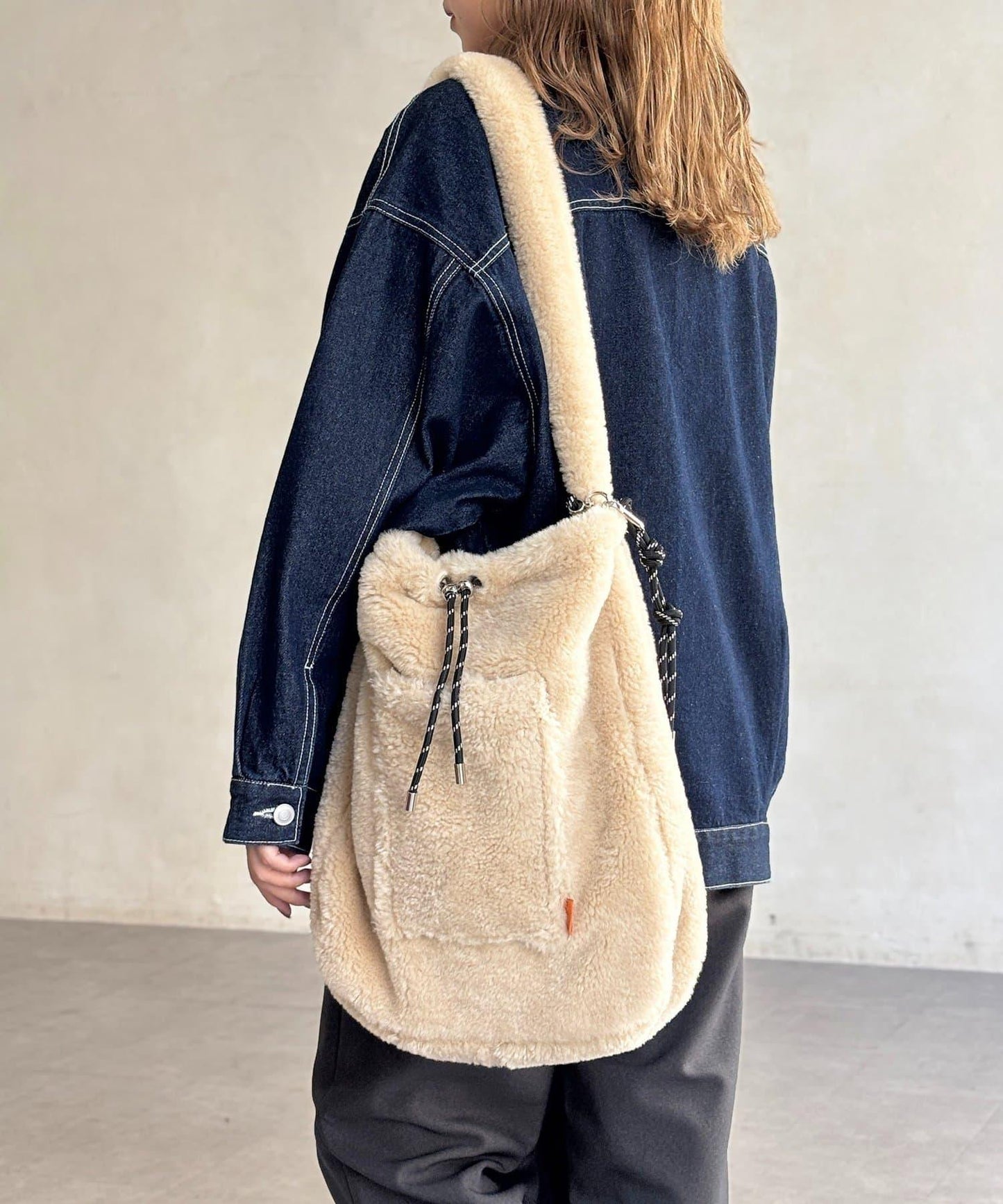 帶吊飾毛絨束口托特包