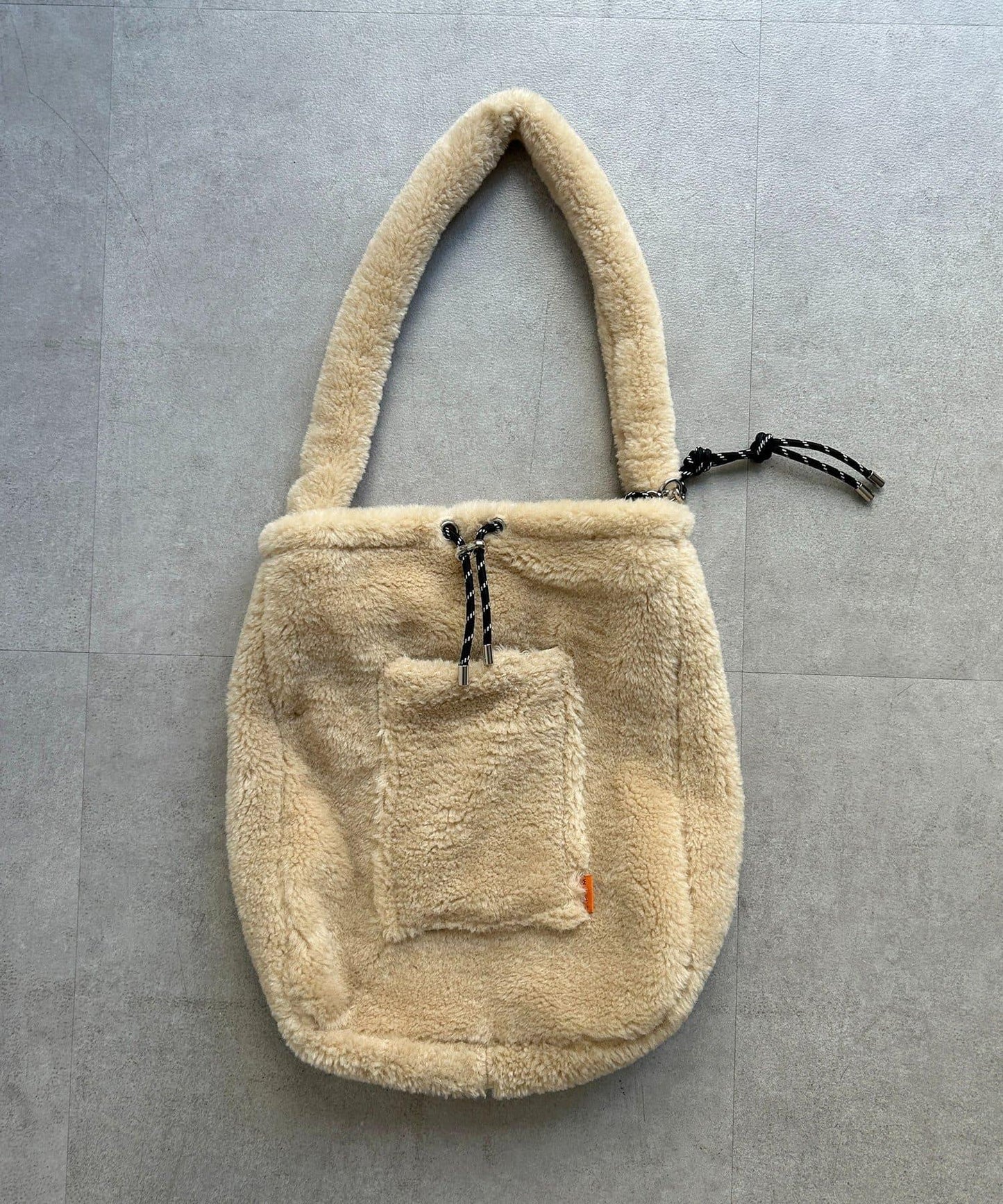 帶吊飾毛絨束口托特包