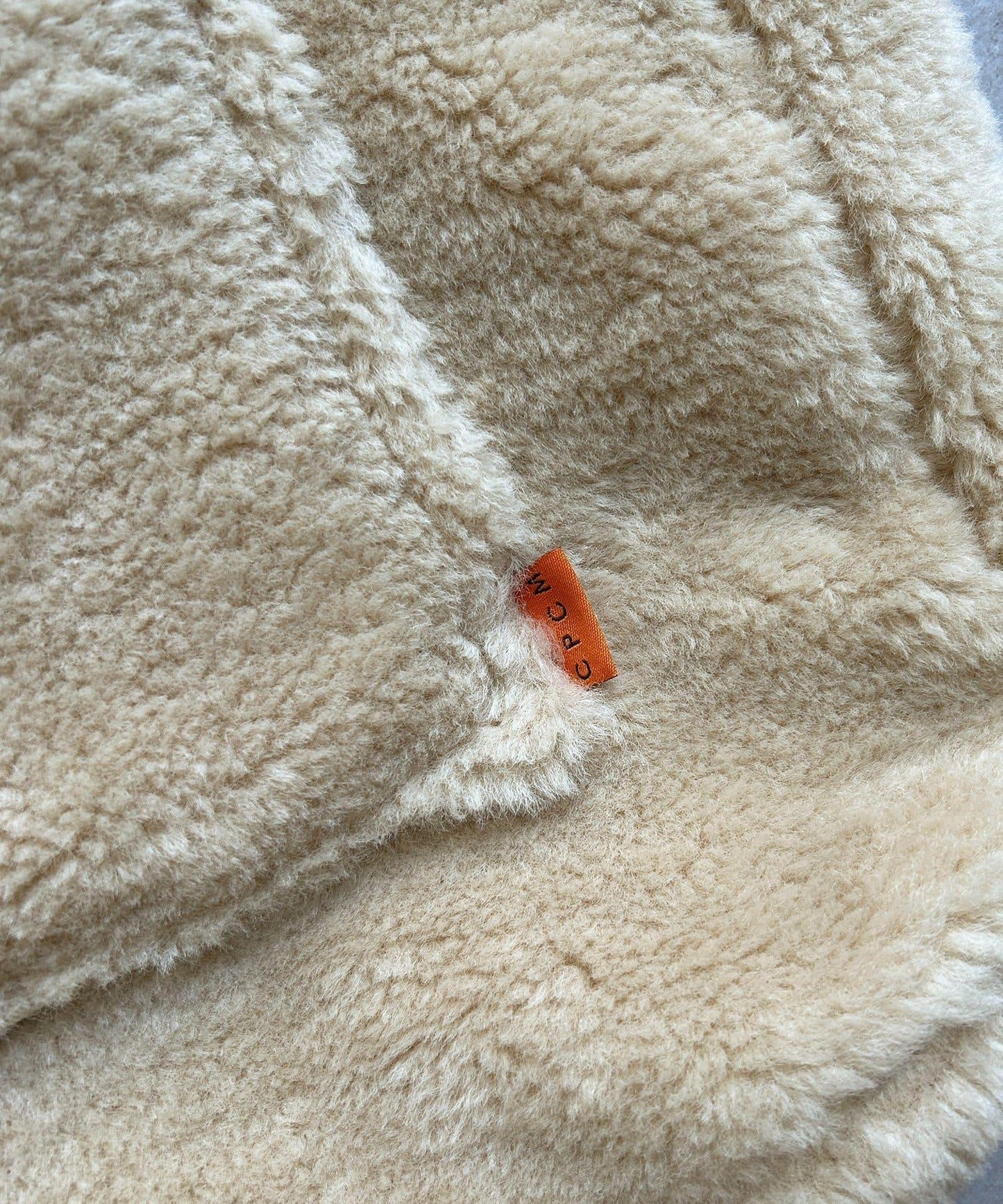 帶吊飾毛絨束口托特包