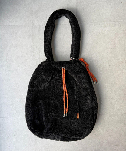 帶吊飾毛絨束口托特包