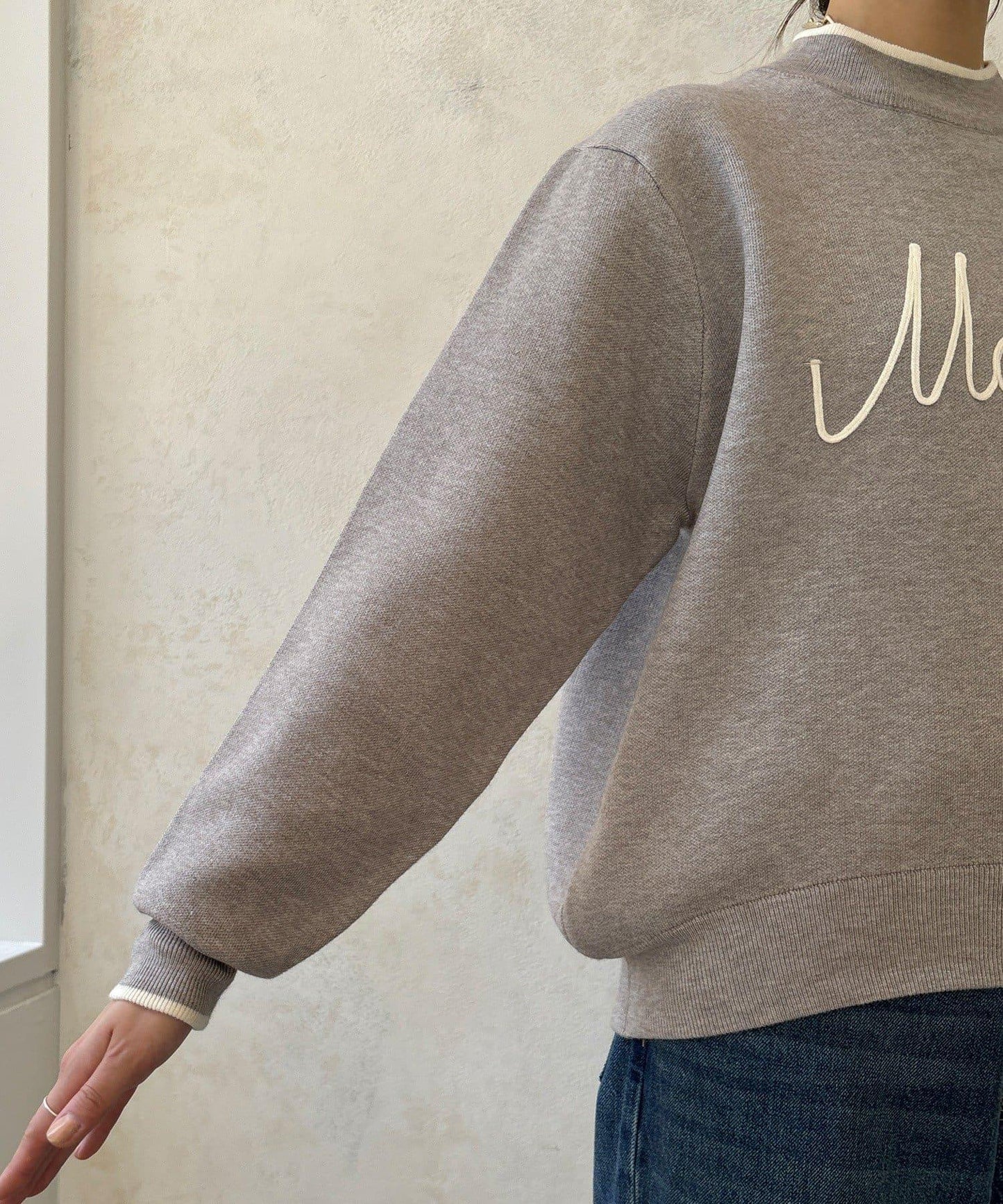 繡花字母針織上衣