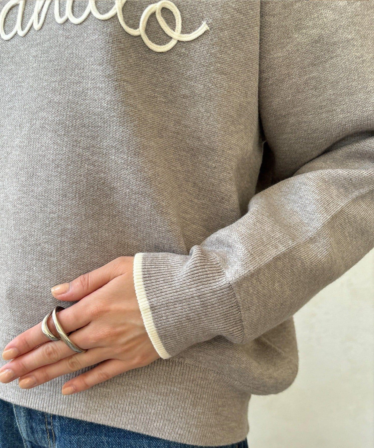 繡花字母針織上衣