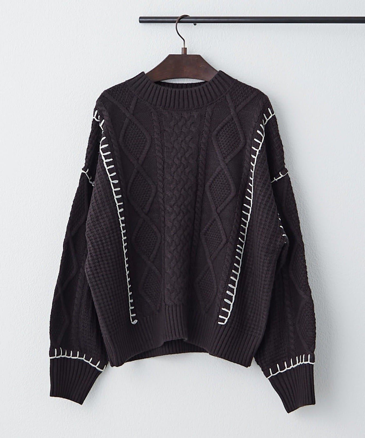 毯邊縫線麻花針織套頭衫