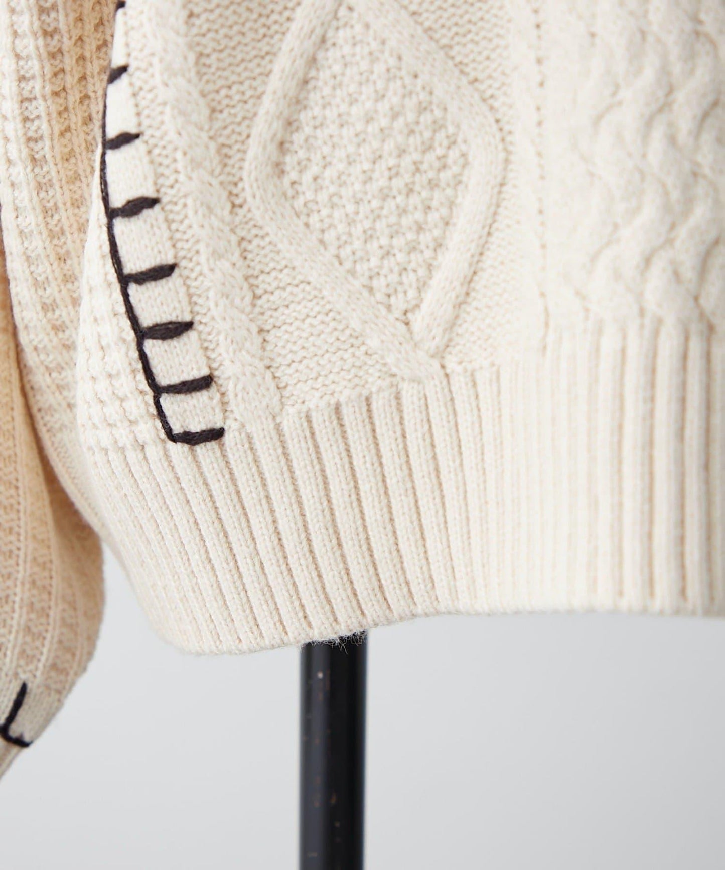 毯邊縫線麻花針織套頭衫