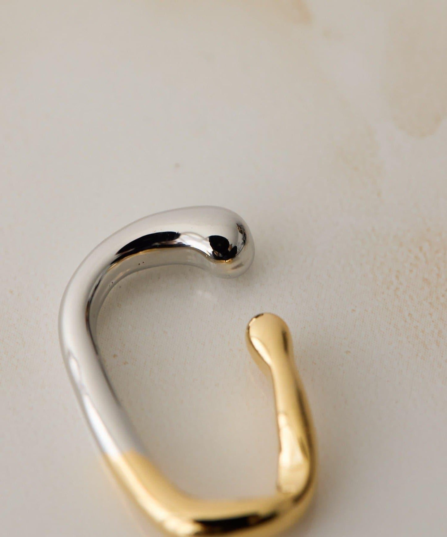 《スターリングシルバー使用》雙色變形圈式耳夾