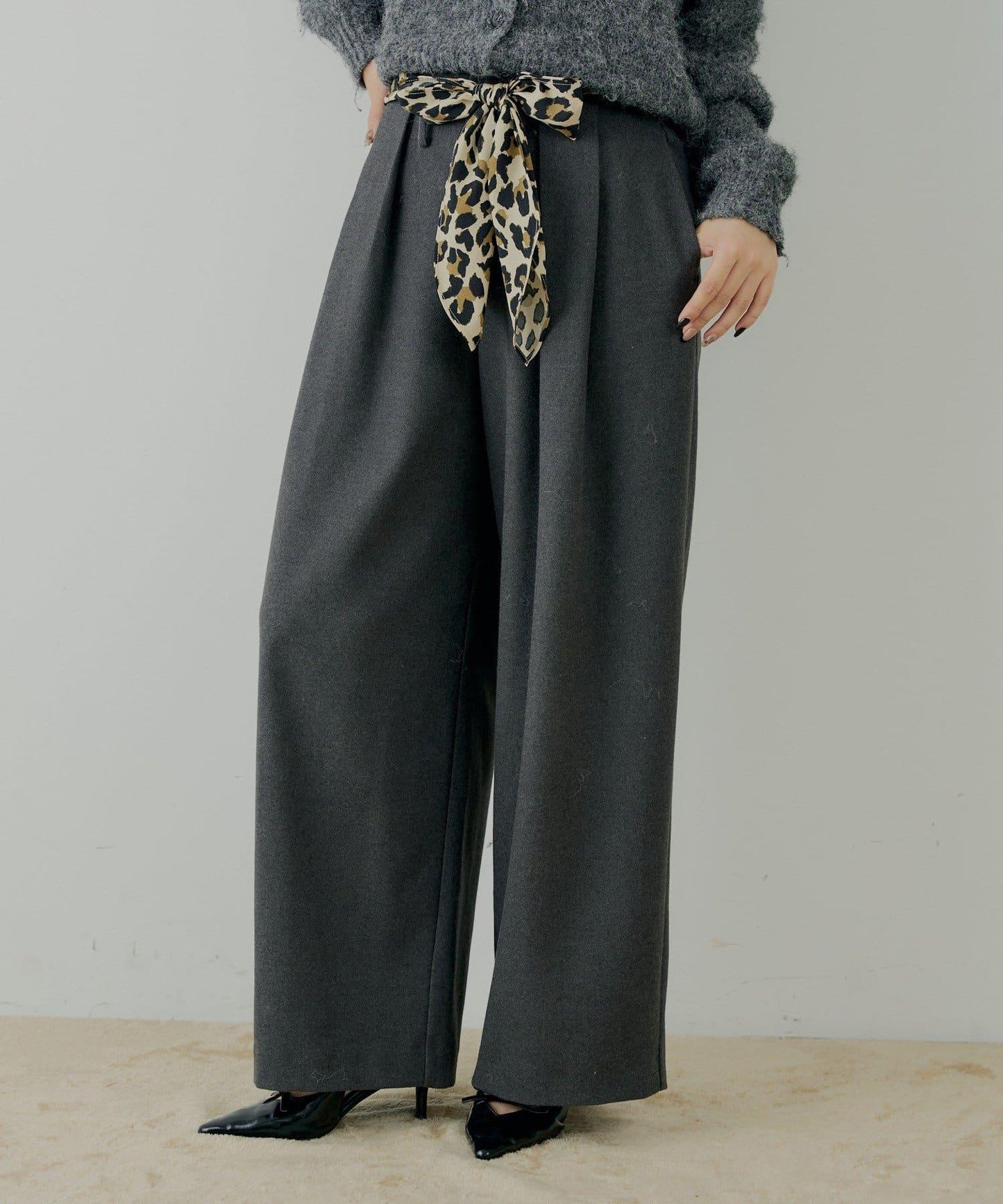 【SALON by Chico】附絲巾腰帶雙褶羊毛休閒褲