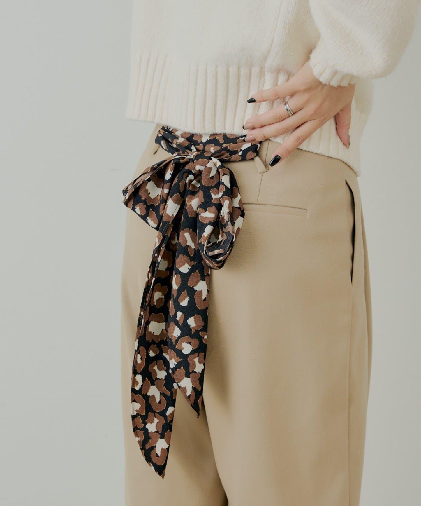 【SALON by Chico】附絲巾腰帶雙褶羊毛休閒褲