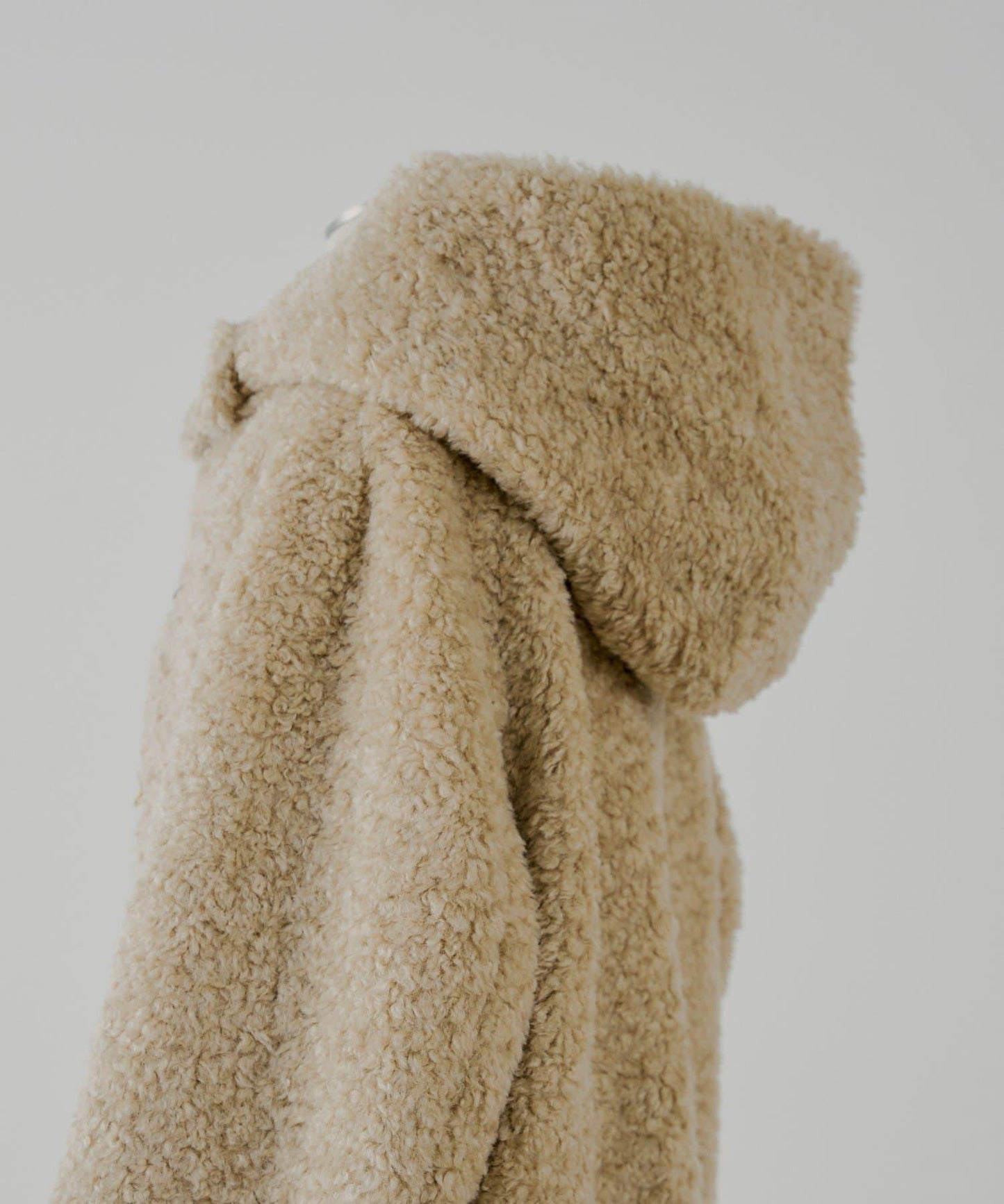 【SALON by Chico】短款羊羔絨連帽長款牛角扣大衣