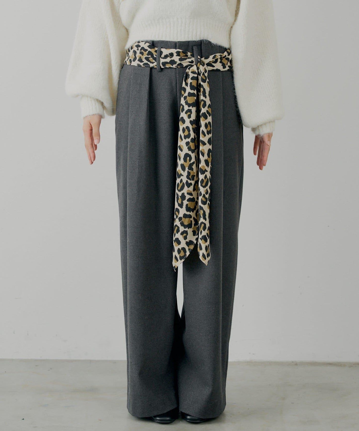 【SALON by Chico】附絲巾腰帶雙褶羊毛休閒褲