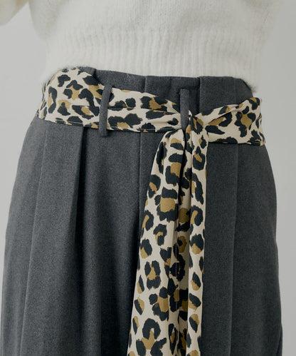 【SALON by Chico】附絲巾腰帶雙褶羊毛休閒褲