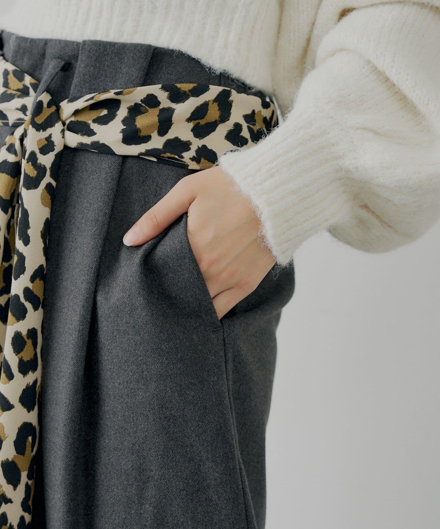 【SALON by Chico】附絲巾腰帶雙褶羊毛休閒褲