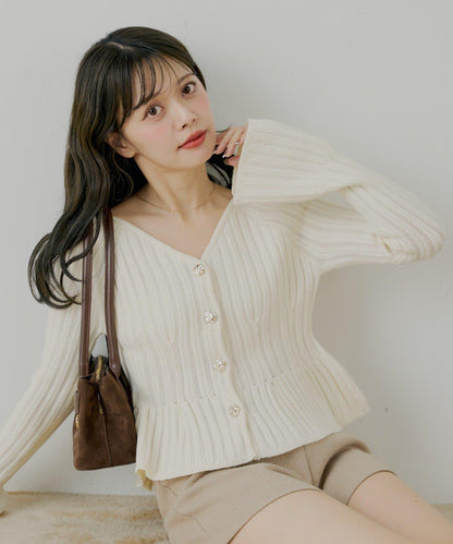 金色紐扣荷葉邊花紋針織衫【SALON by Chico】