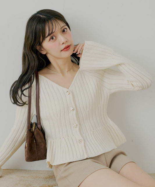 金色紐扣荷葉邊花紋針織衫【SALON by Chico】