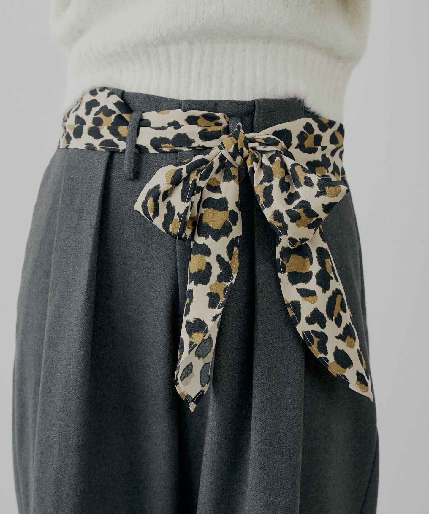 【SALON by Chico】附絲巾腰帶雙褶羊毛休閒褲