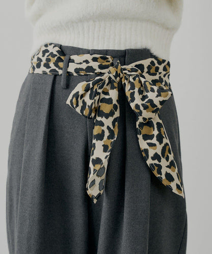 【SALON by Chico】附絲巾腰帶雙褶羊毛休閒褲