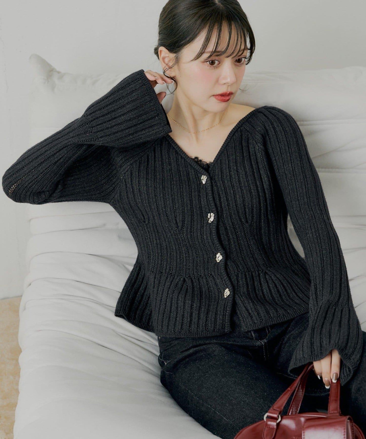 金色紐扣荷葉邊花紋針織衫【SALON by Chico】