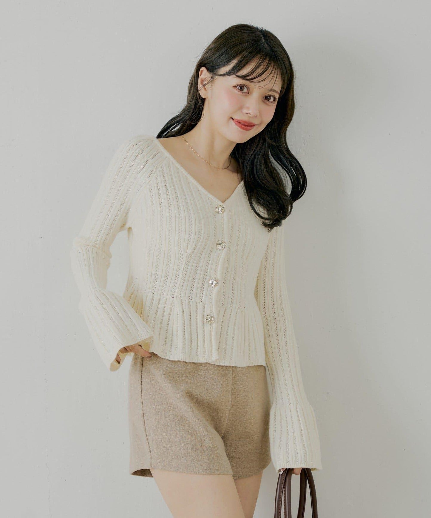 金色紐扣荷葉邊花紋針織衫【SALON by Chico】