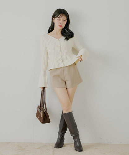 金色紐扣荷葉邊花紋針織衫【SALON by Chico】