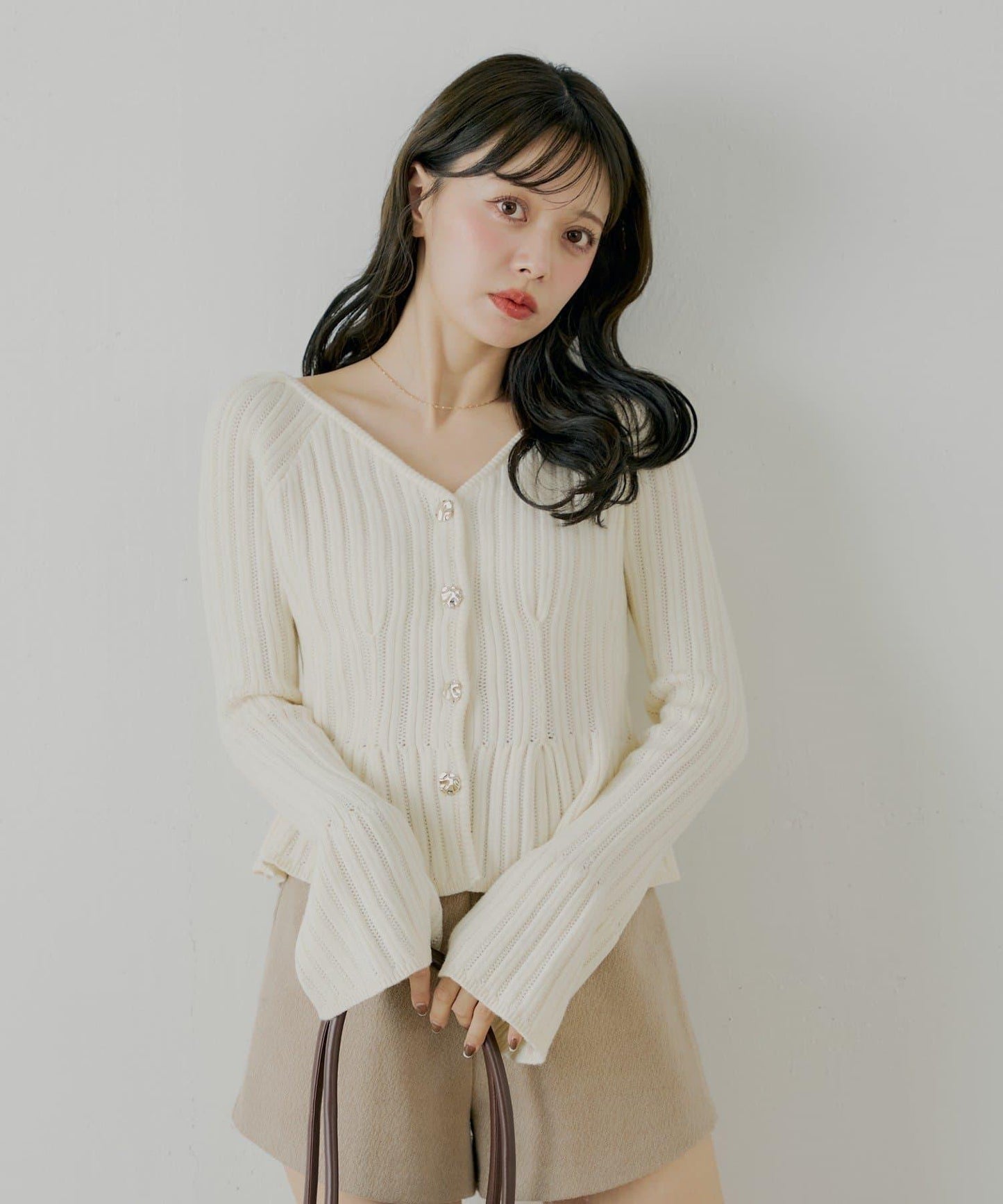 金色紐扣荷葉邊花紋針織衫【SALON by Chico】