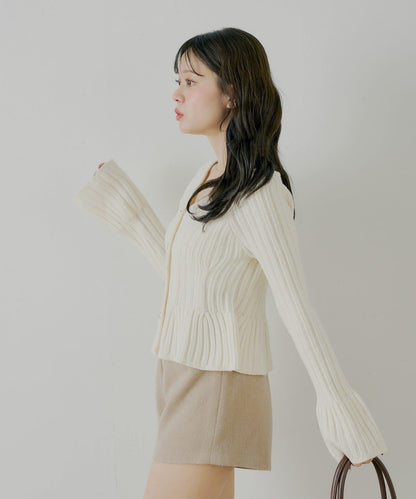 金色紐扣荷葉邊花紋針織衫【SALON by Chico】