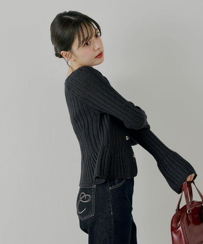 金色紐扣荷葉邊花紋針織衫【SALON by Chico】