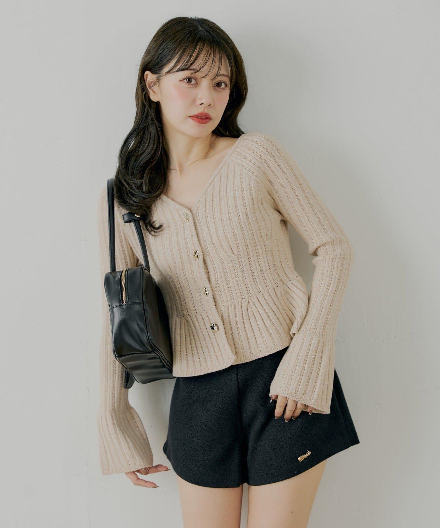 金色紐扣荷葉邊花紋針織衫【SALON by Chico】