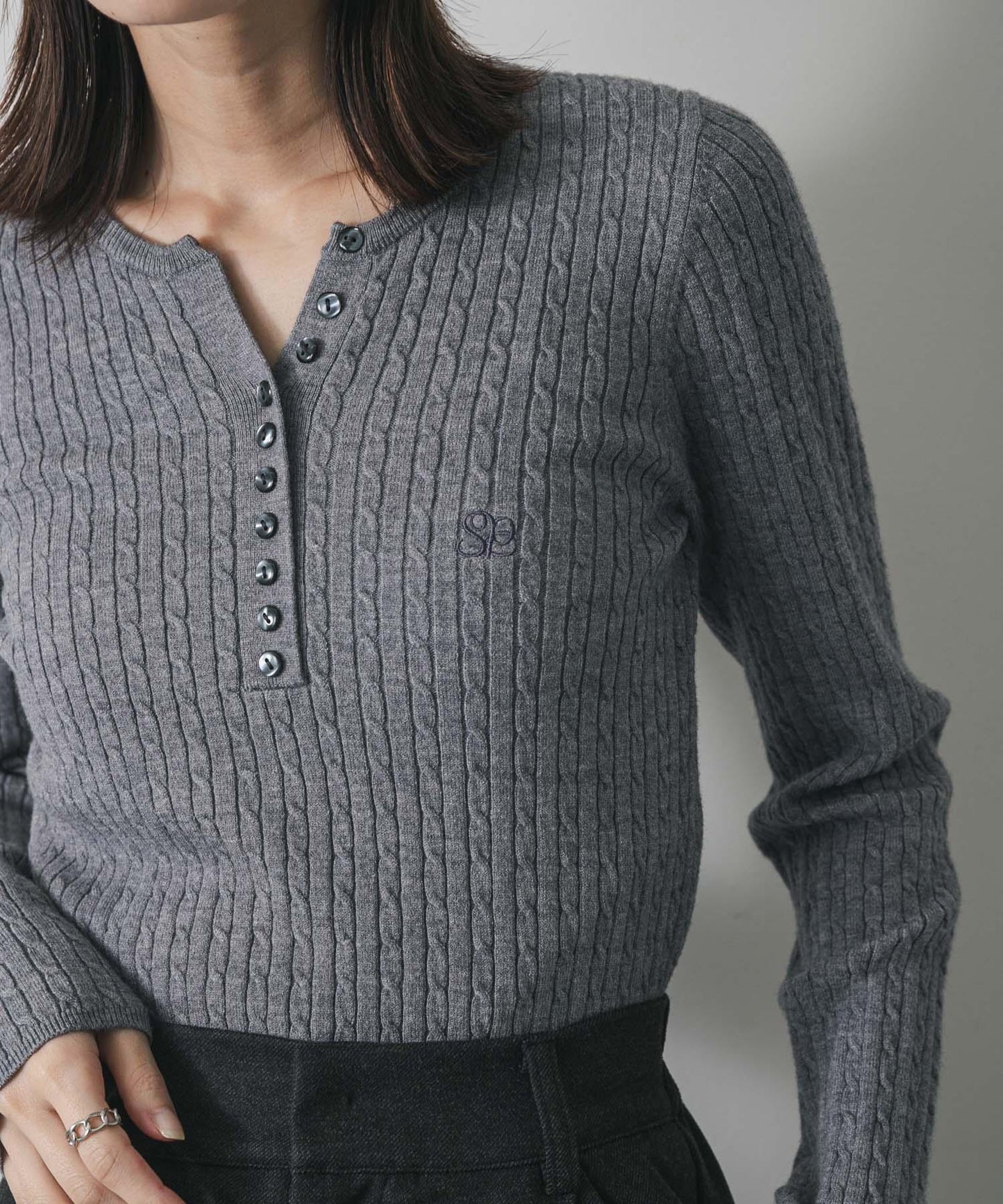 刺繡亨利領迷你麻花針織衫