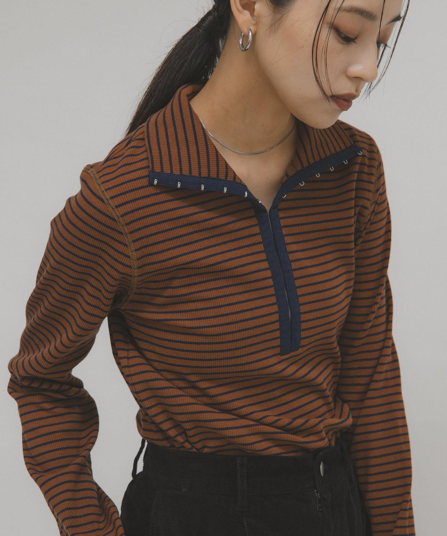 高領紐扣條紋上衣