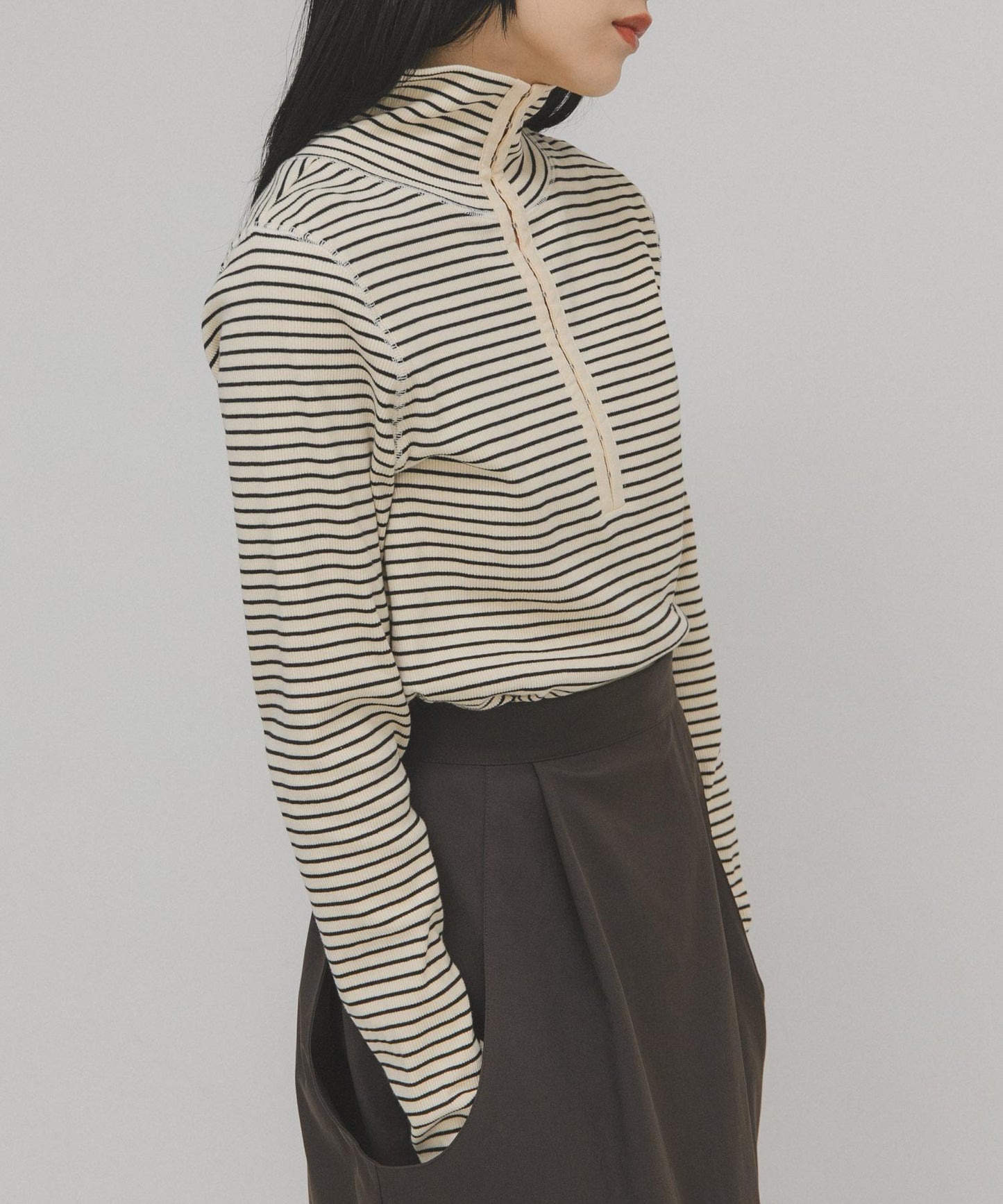 高領紐扣條紋上衣