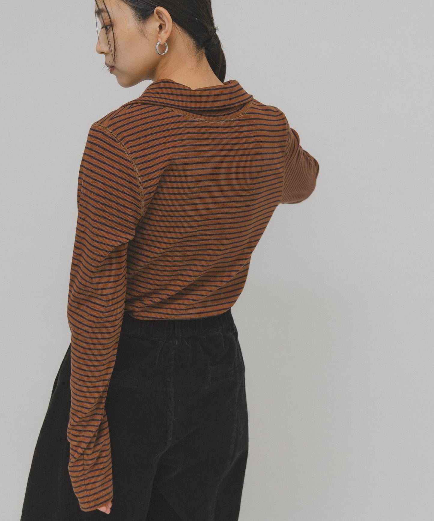 高領紐扣條紋上衣