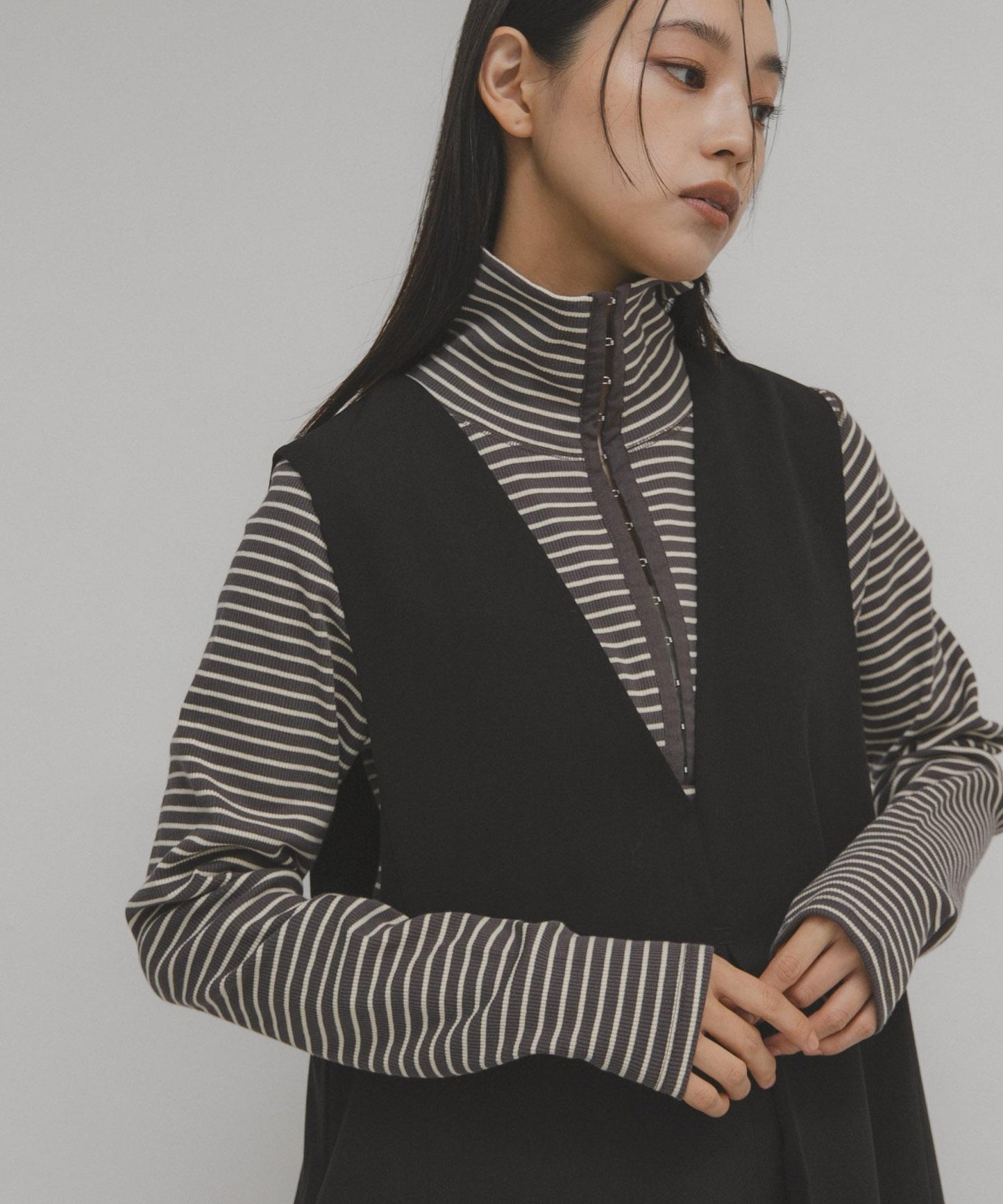 高領紐扣條紋上衣