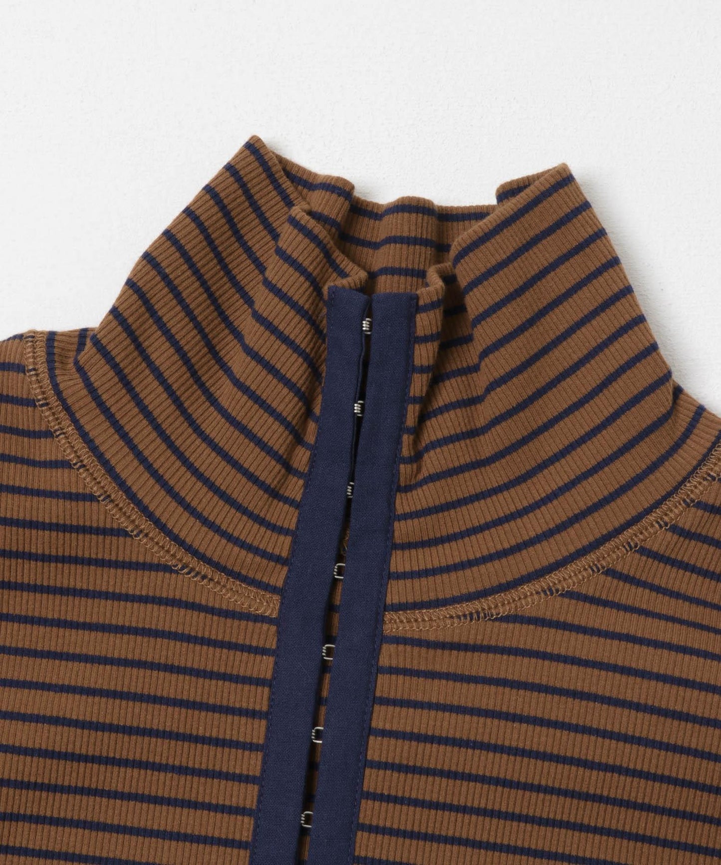 高領紐扣條紋上衣