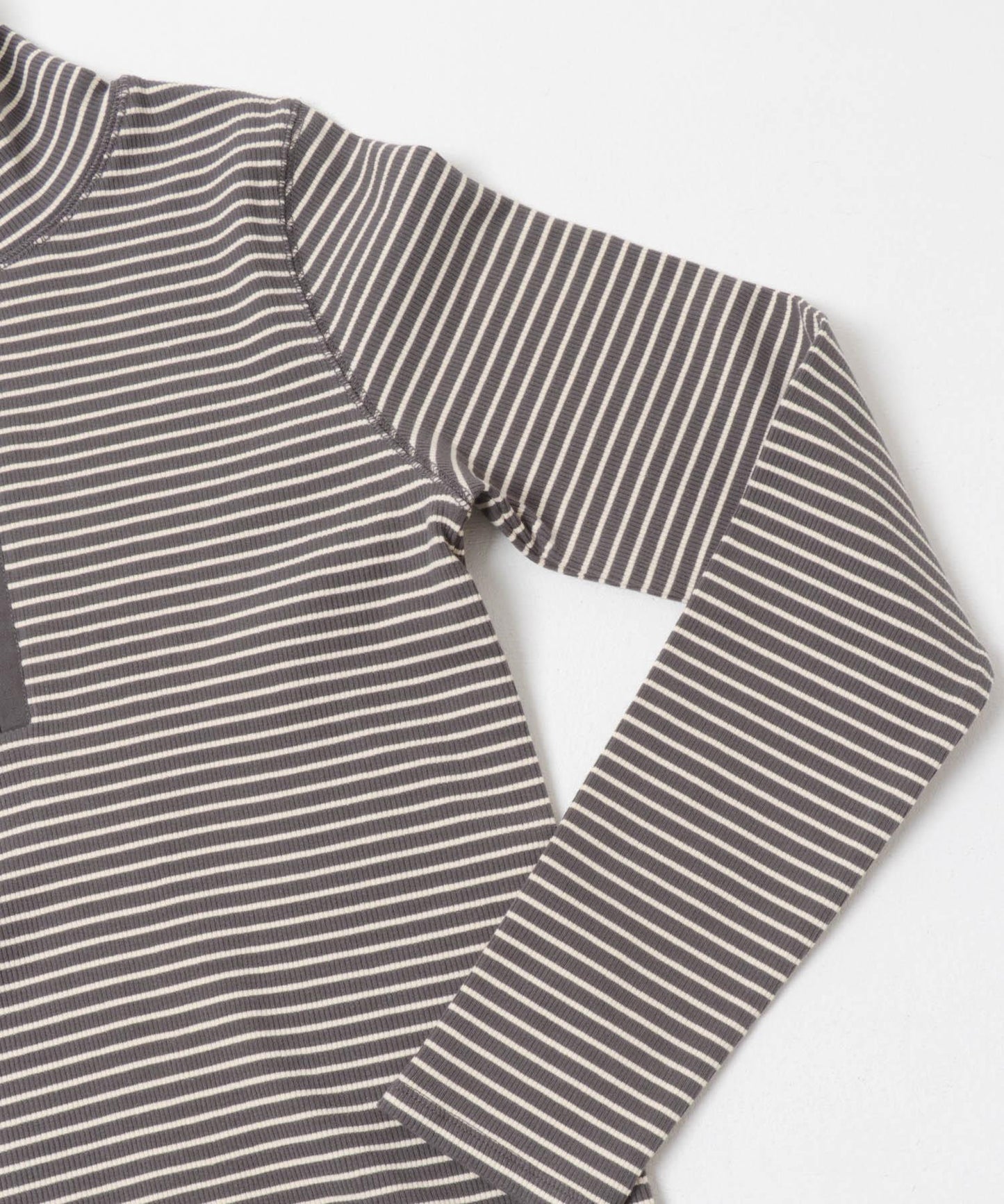 高領紐扣條紋上衣