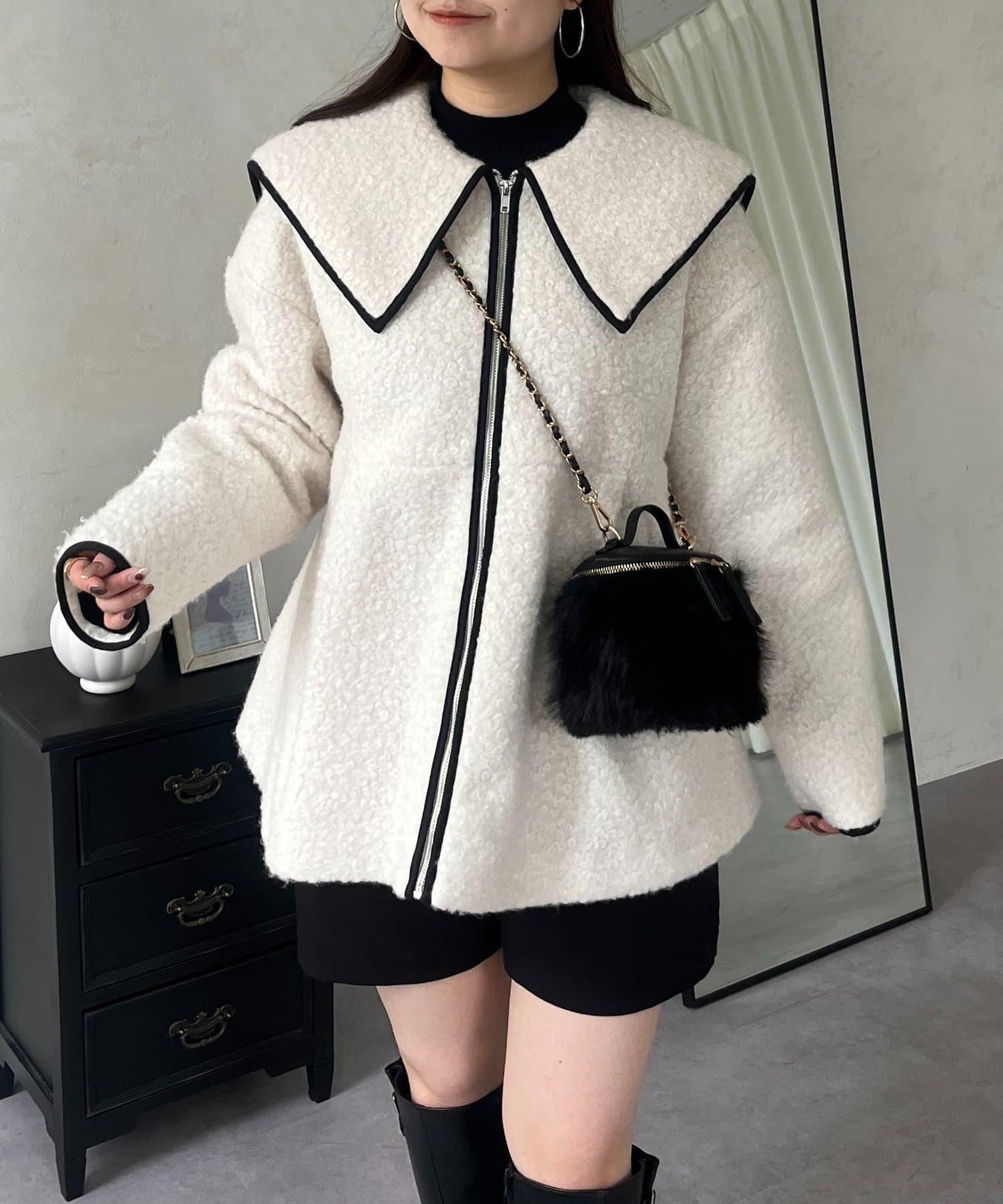 內襯絎縫大翻領滾邊荷葉擺羊羔絨短外套