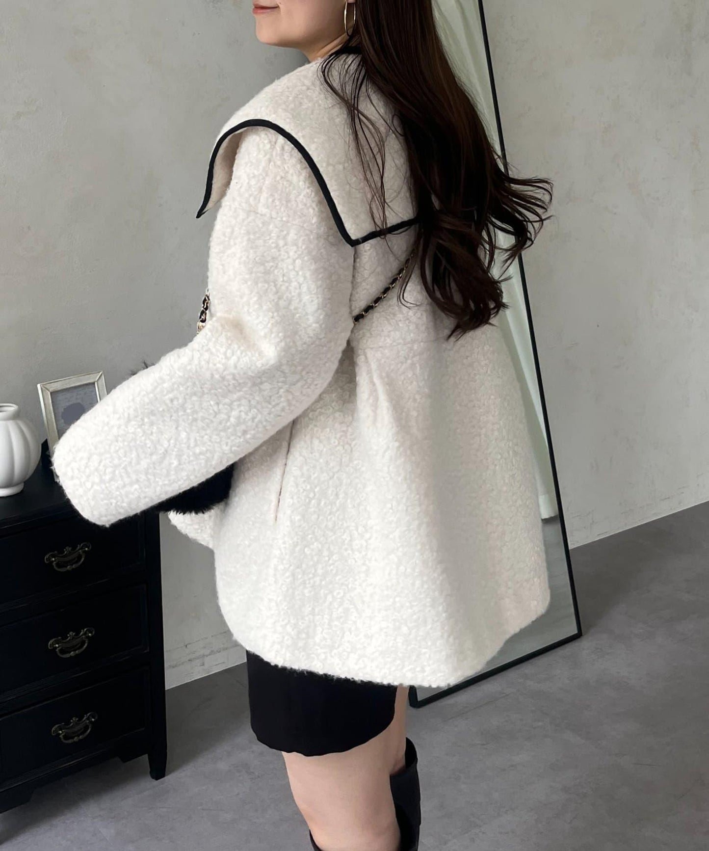 內襯絎縫大翻領滾邊荷葉擺羊羔絨短外套