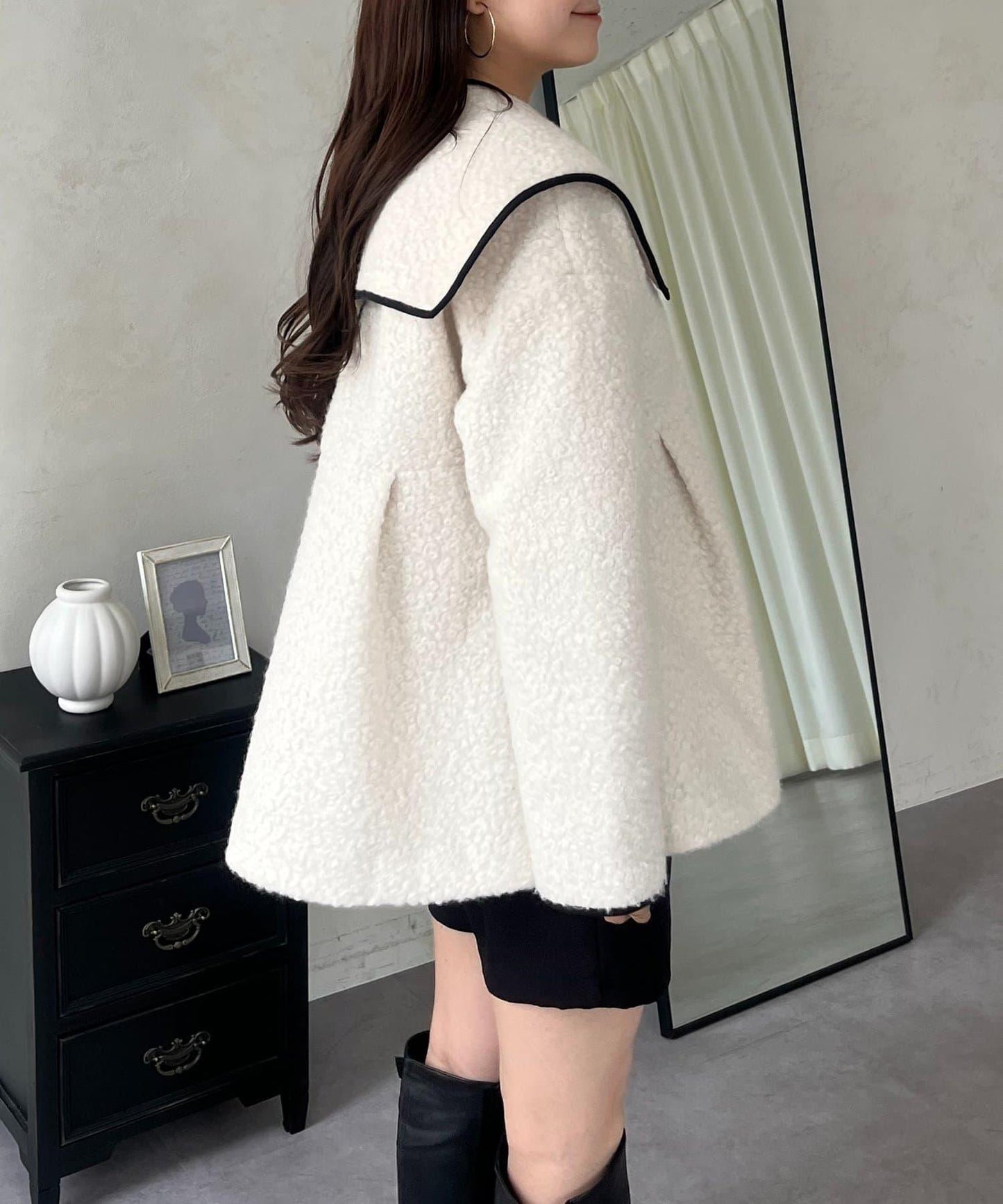 內襯絎縫大翻領滾邊荷葉擺羊羔絨短外套