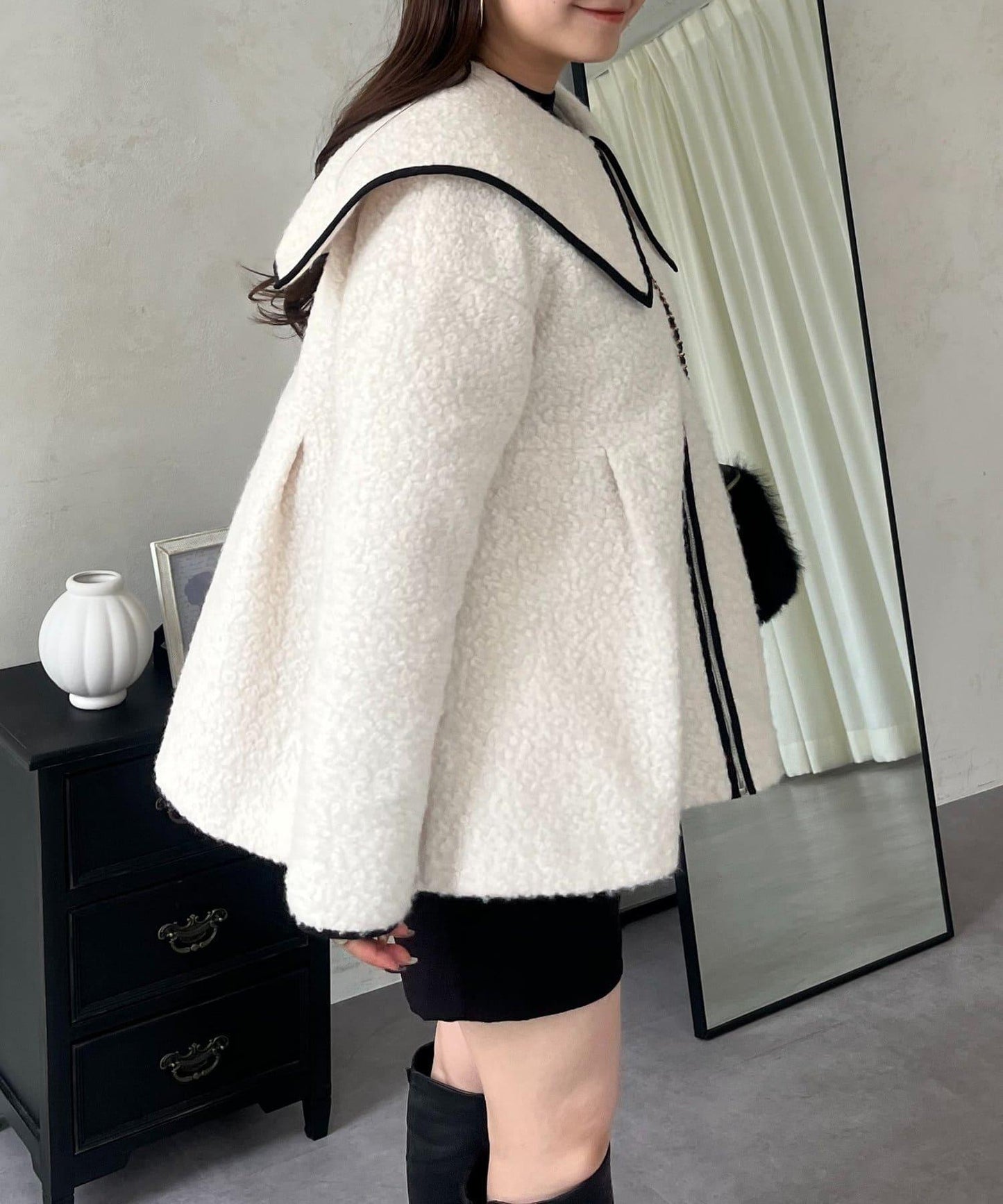 內襯絎縫大翻領滾邊荷葉擺羊羔絨短外套