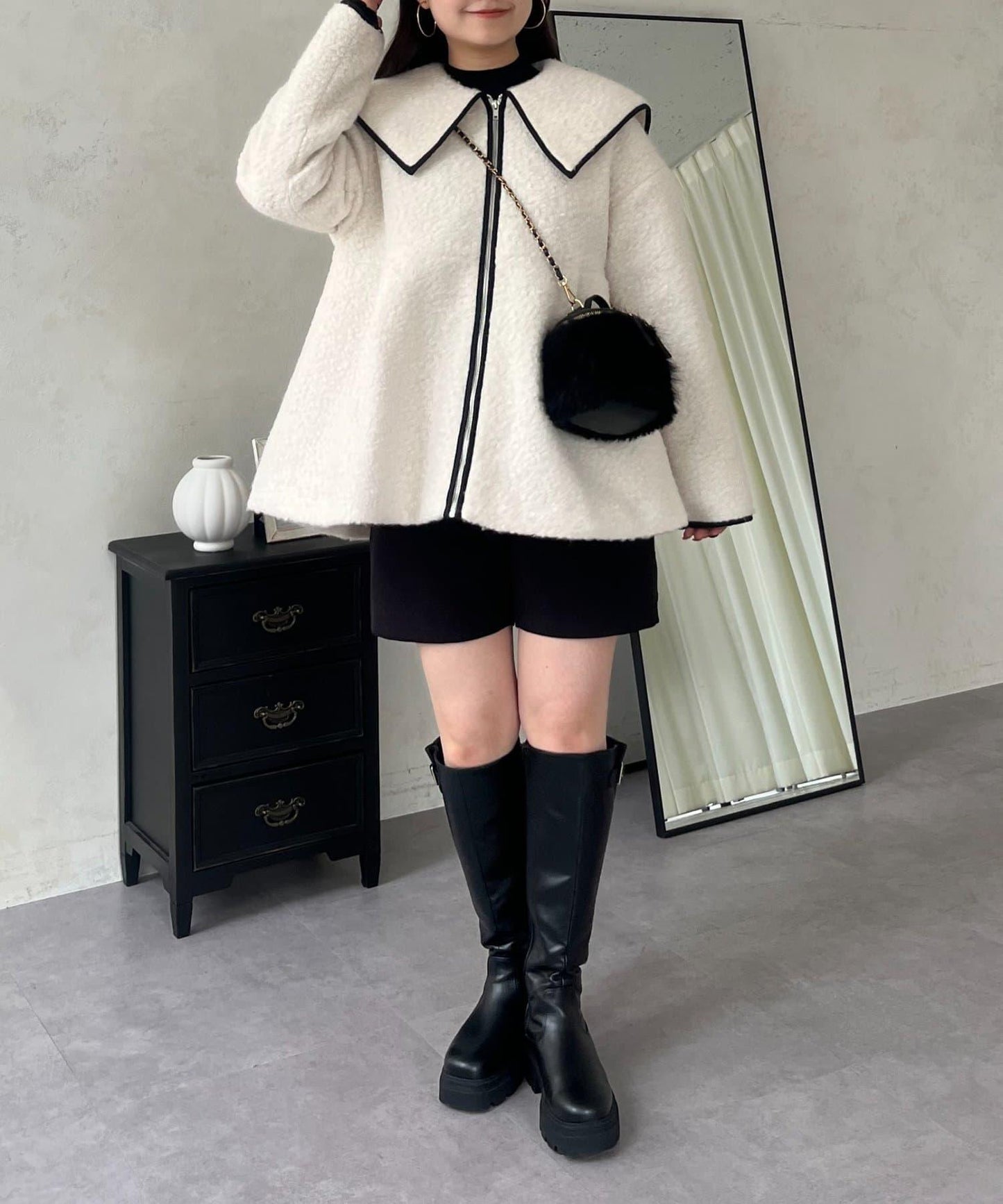 內襯絎縫大翻領滾邊荷葉擺羊羔絨短外套