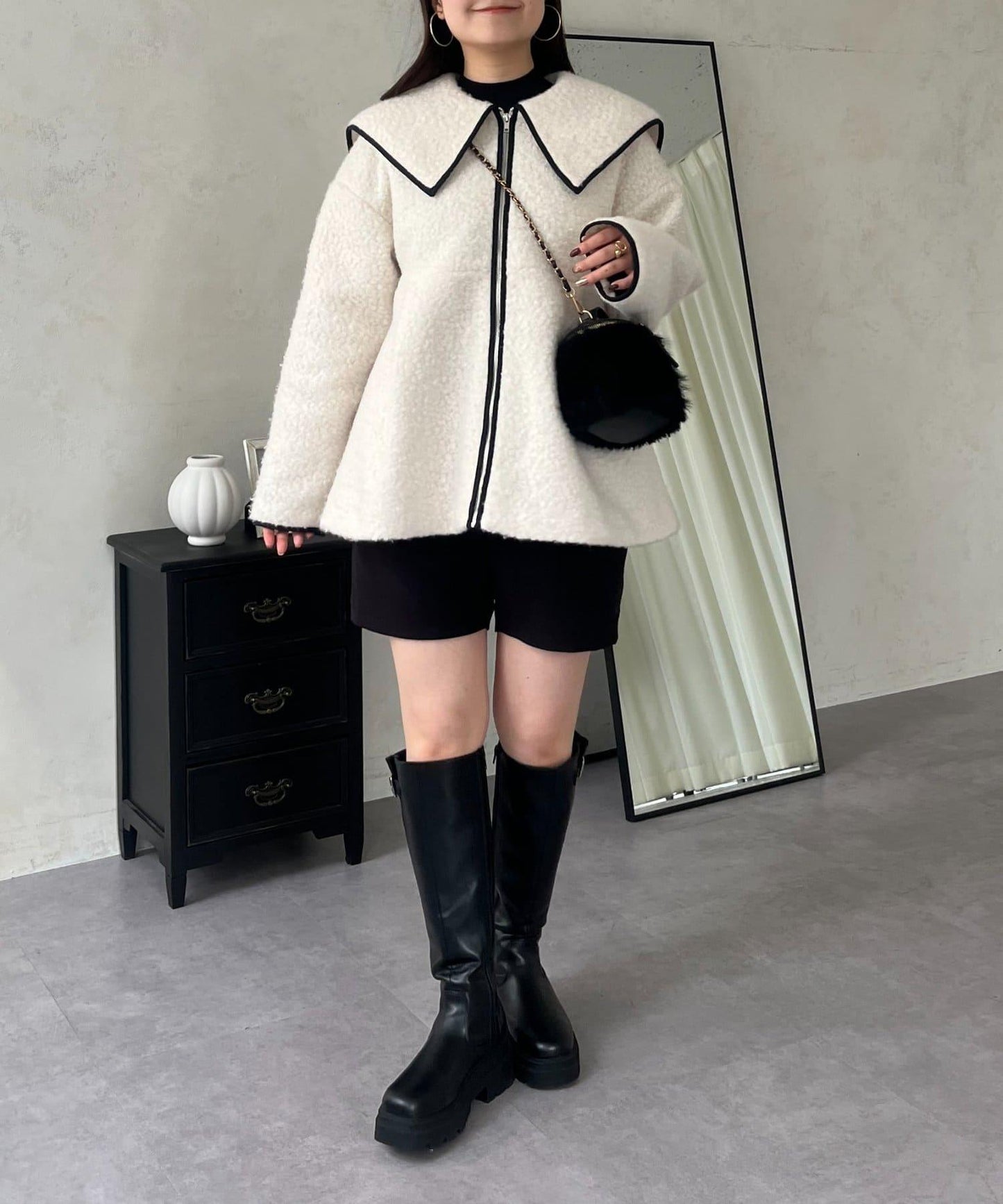 內襯絎縫大翻領滾邊荷葉擺羊羔絨短外套