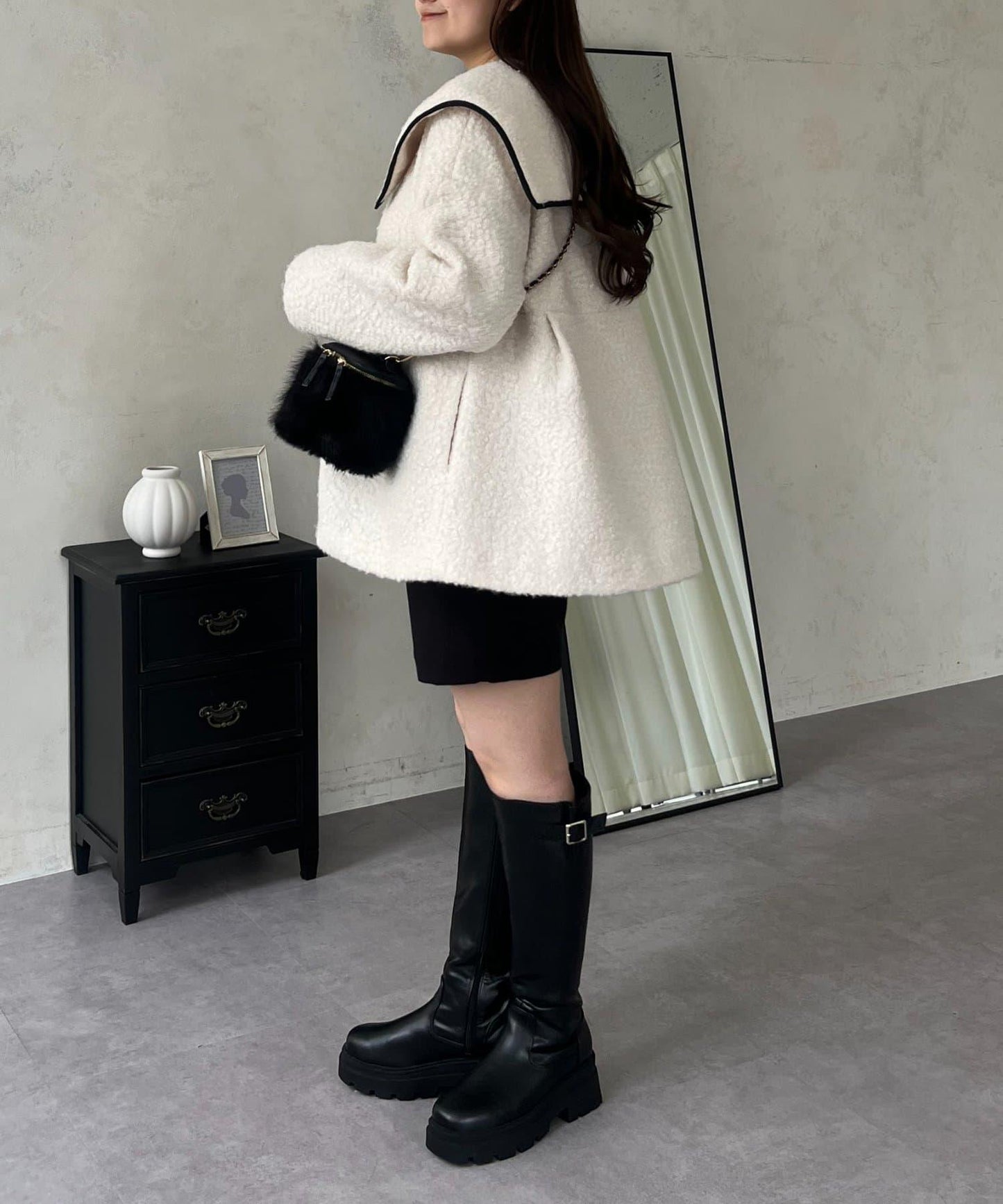 內襯絎縫大翻領滾邊荷葉擺羊羔絨短外套