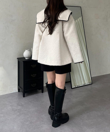 內襯絎縫大翻領滾邊荷葉擺羊羔絨短外套