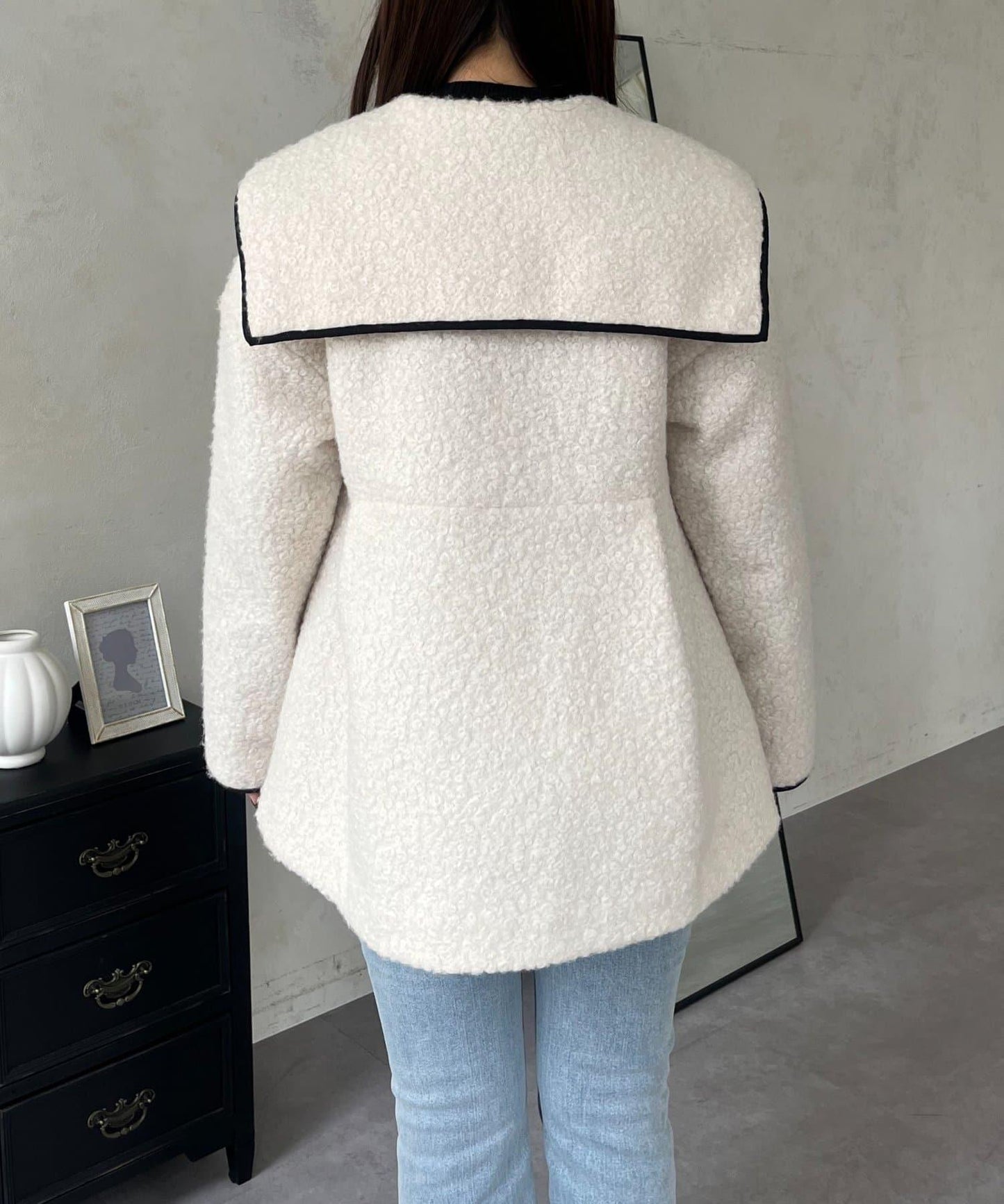 內襯絎縫大翻領滾邊荷葉擺羊羔絨短外套