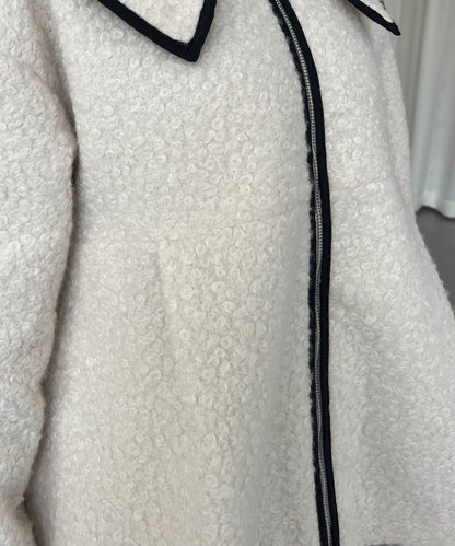 內襯絎縫大翻領滾邊荷葉擺羊羔絨短外套