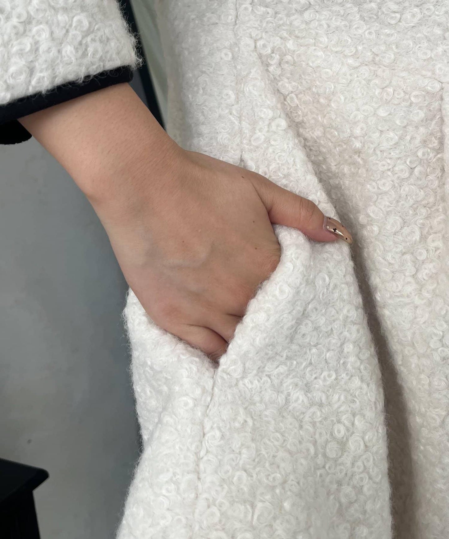 內襯絎縫大翻領滾邊荷葉擺羊羔絨短外套