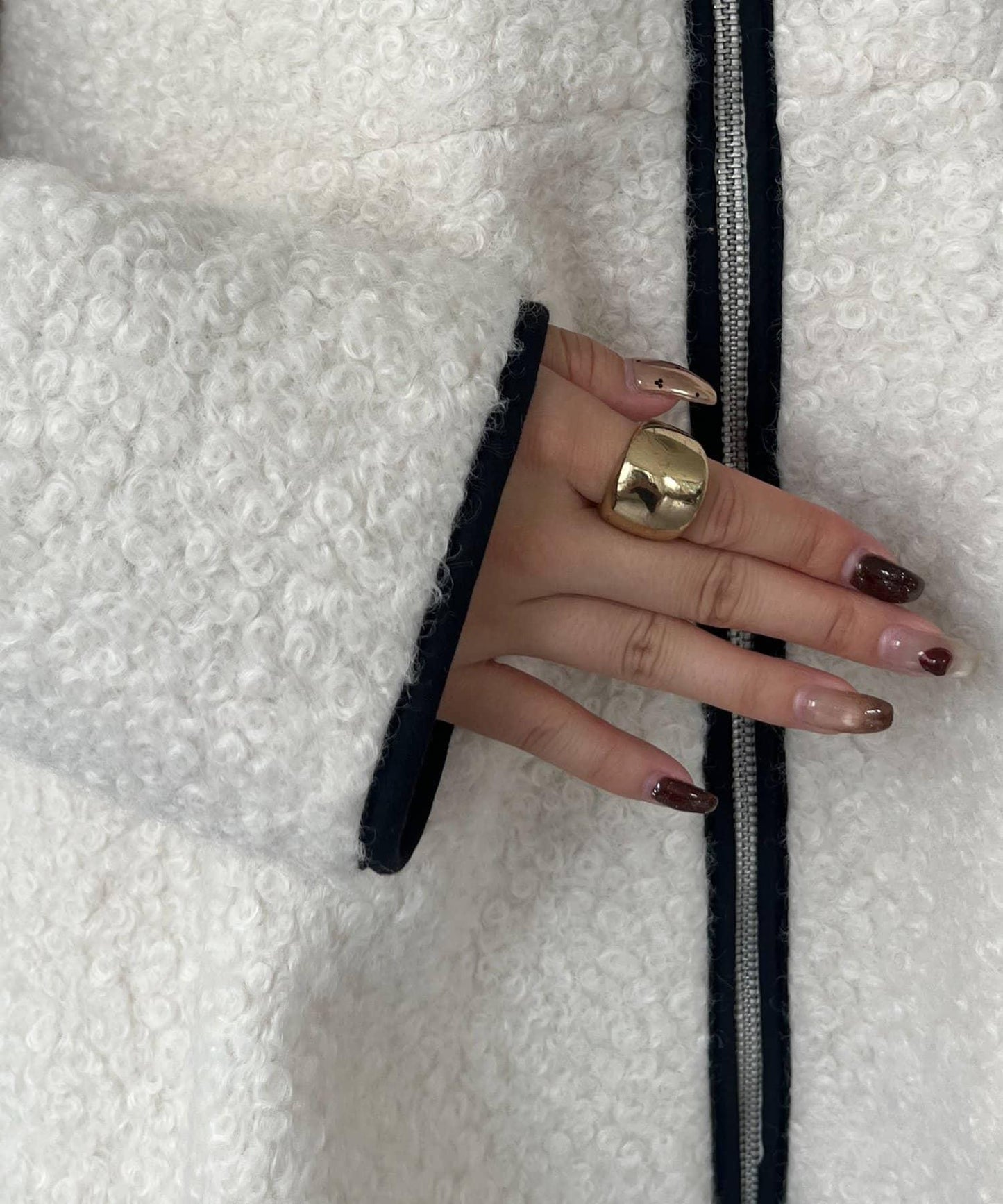 內襯絎縫大翻領滾邊荷葉擺羊羔絨短外套