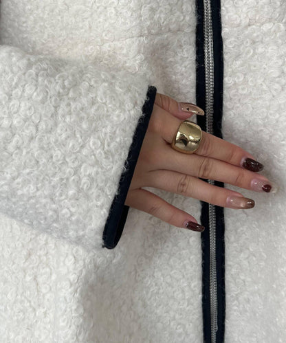 內襯絎縫大翻領滾邊荷葉擺羊羔絨短外套