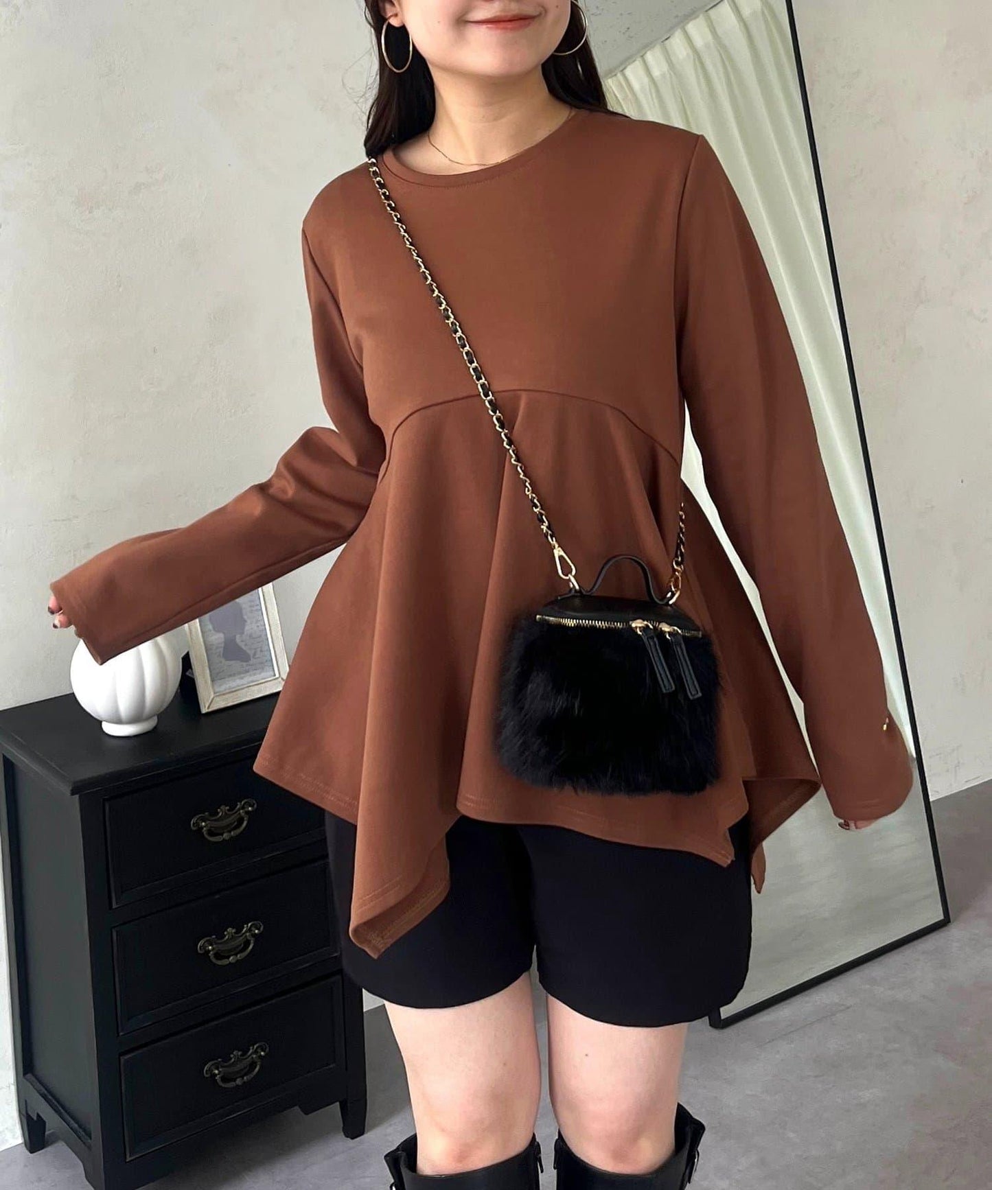 不規則下襬弧形荷葉邊長袖T恤