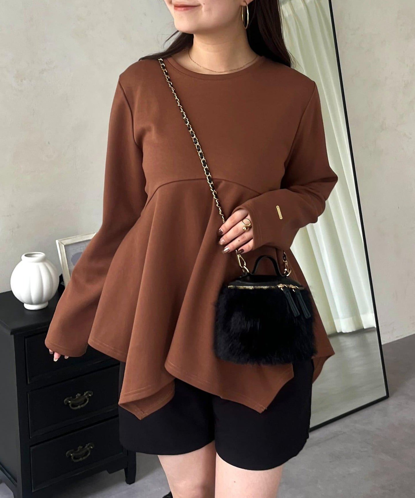 不規則下襬弧形荷葉邊長袖T恤