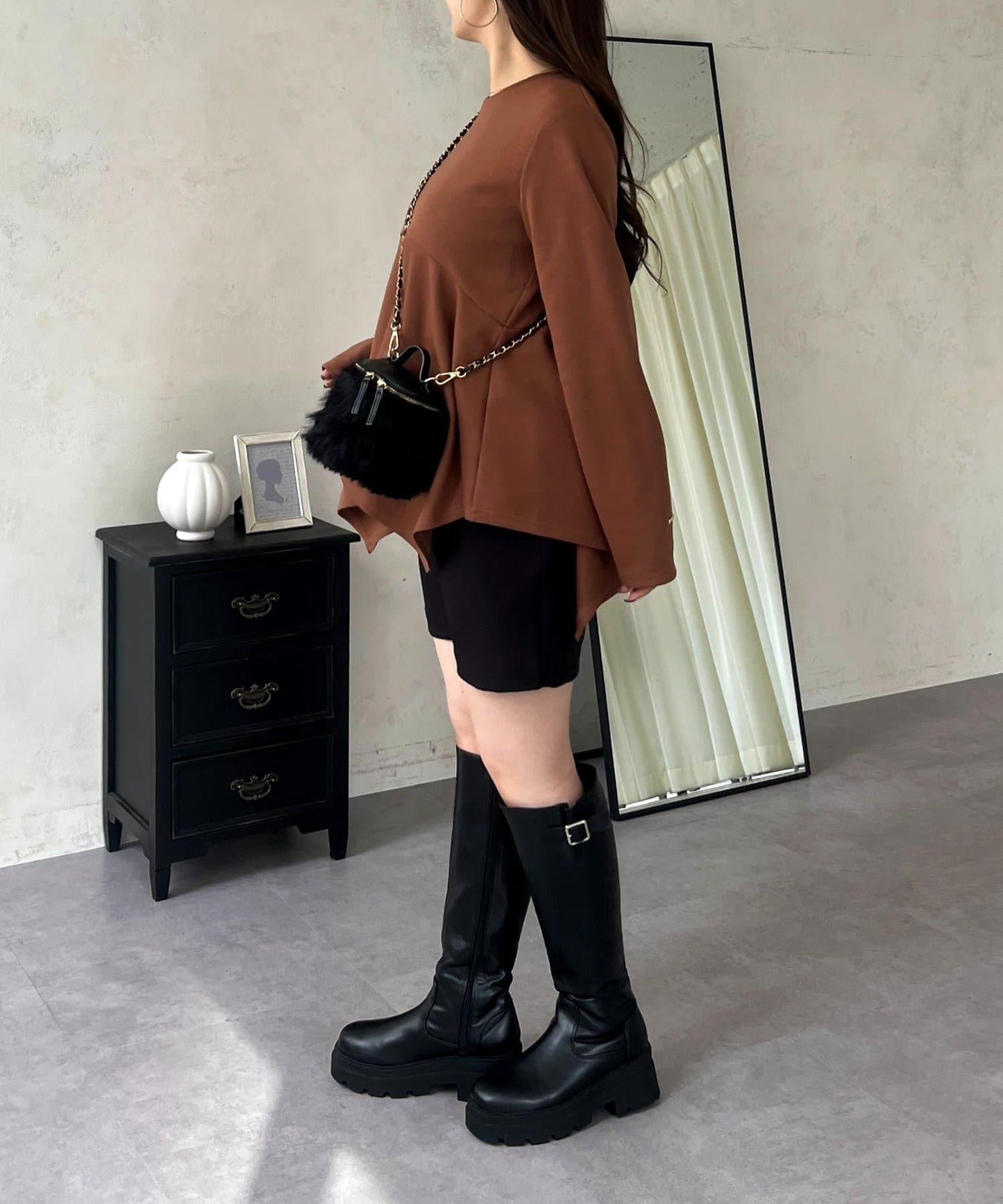 不規則下襬弧形荷葉邊長袖T恤