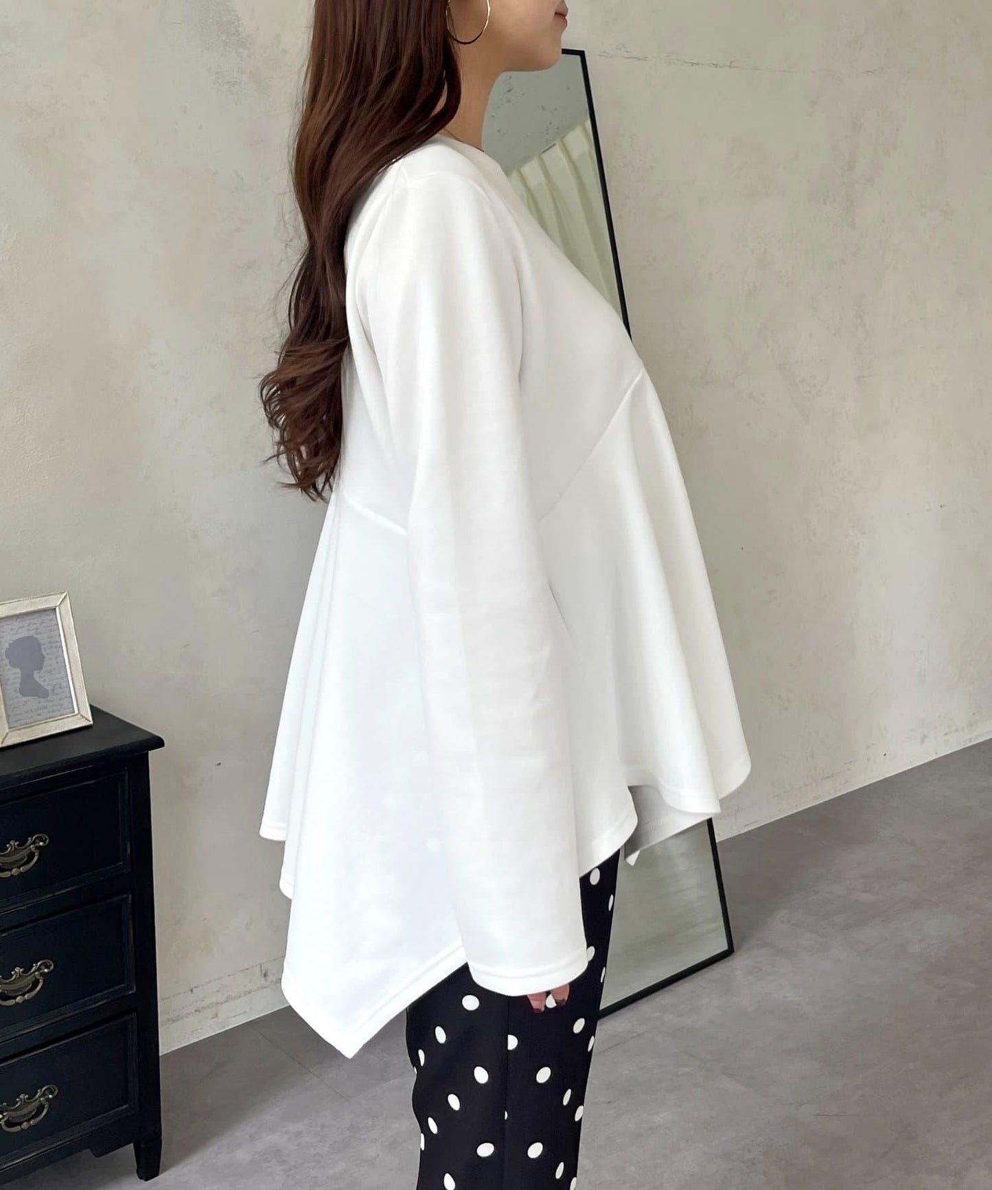 不規則下襬弧形荷葉邊長袖T恤